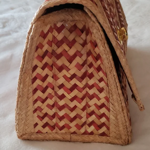 VINTAGE RED STRAW PURSE - Picture 8 of 16